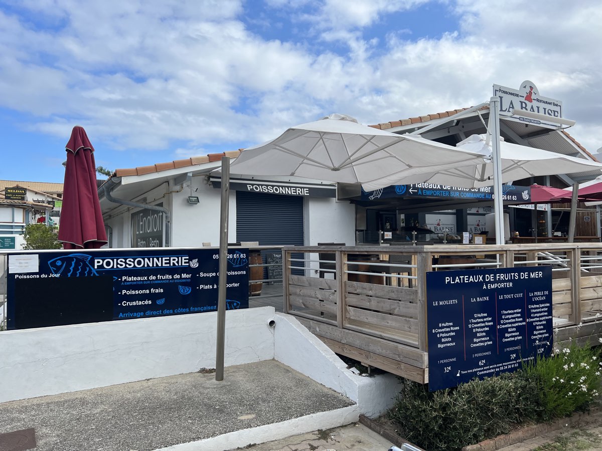 Commerces annexes d'un grand camping littoral (restauration, poissonnerie) intégrés à la valorisation