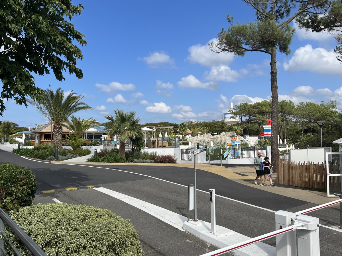 Entrée paysagère d'un domaine d'hôtellerie de plein air expertisé dans les Landes