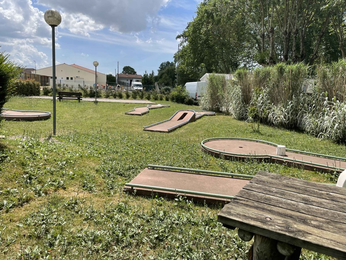 Équipements de loisirs d'un camping familial — un poste analysé dans la valorisation