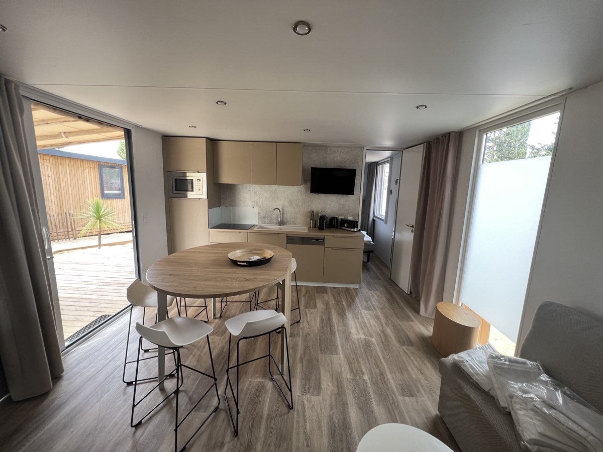 Intérieur d'un mobil-home neuf : l'état des hébergements locatifs pèse directement sur la valeur d'un camping