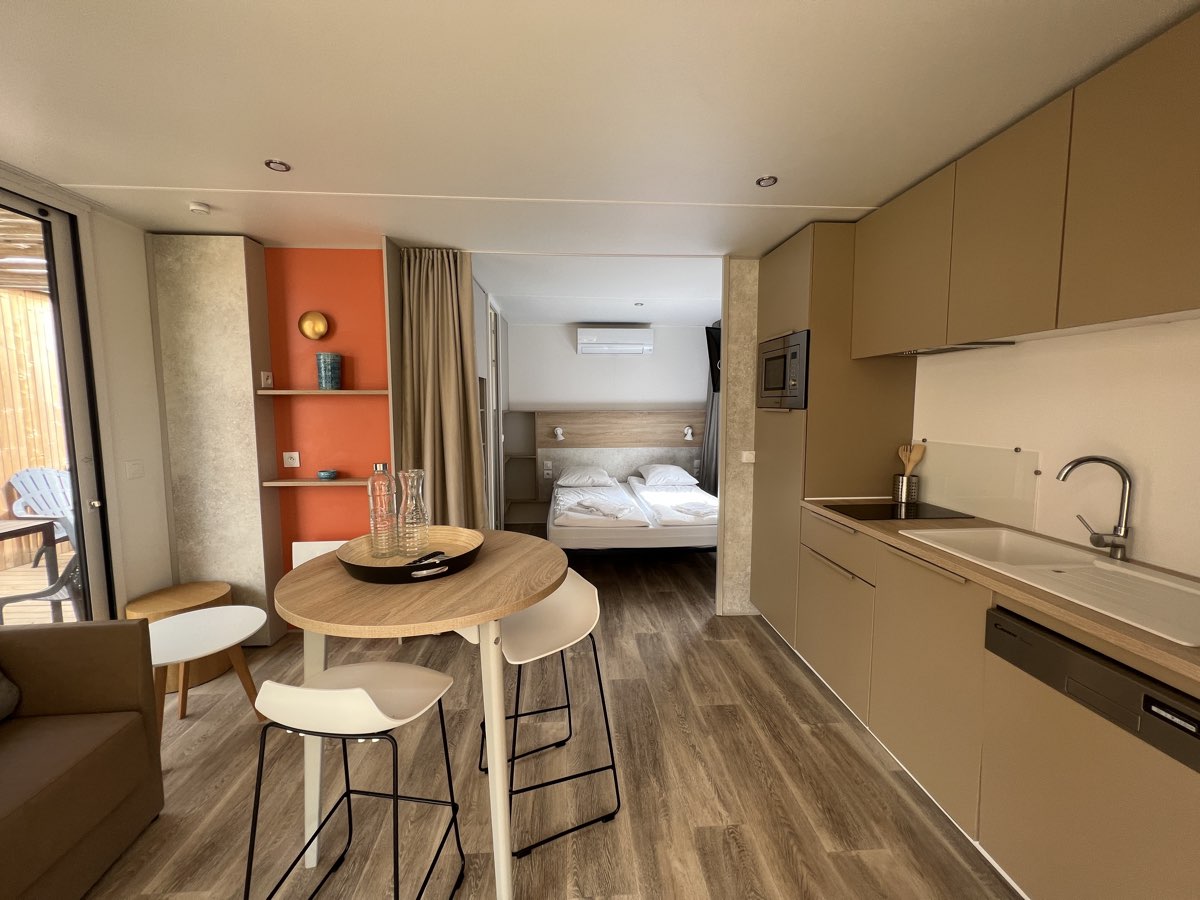 Séjour d'un mobil-home récent : l'état intérieur des locatifs, un poste clé de l'expertise