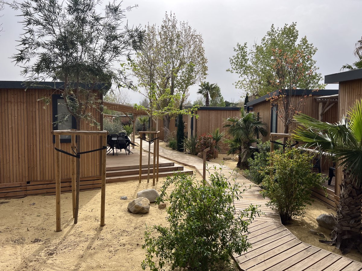 Lodges bois et aménagements paysagers d'un camping expertisé — la qualité des hébergements pèse sur la valeur