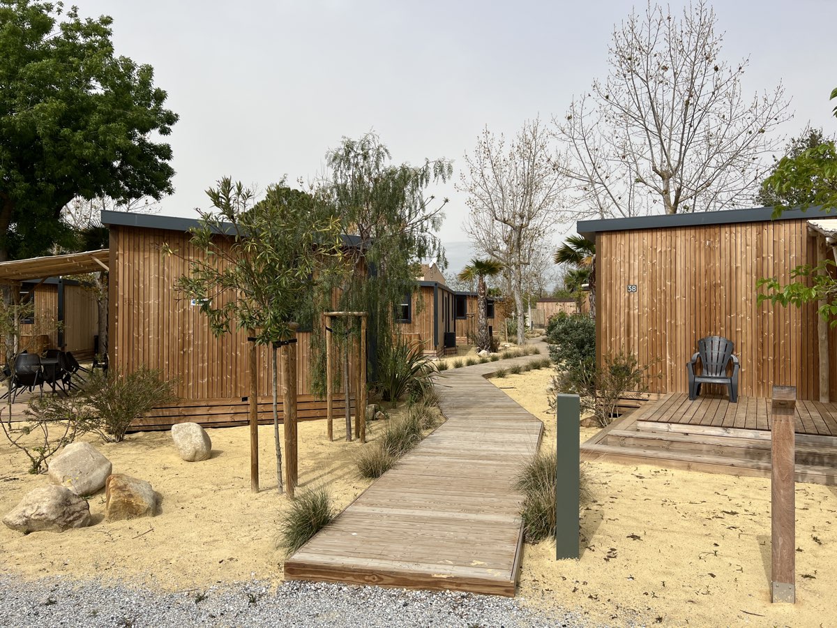 Lodges bois rénovés et cheminements paysagers du Roompot Beach Resort à Agde