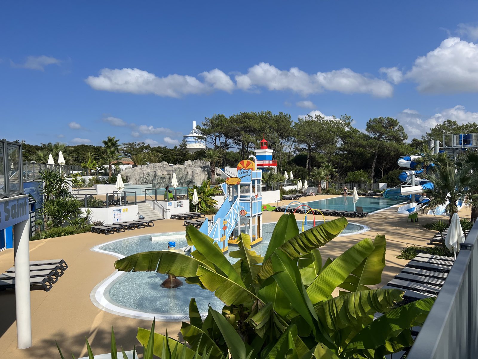 Parc aquatique de 4 300 m² avec toboggans expertisé lors de la mission camping à Moliets (Landes)