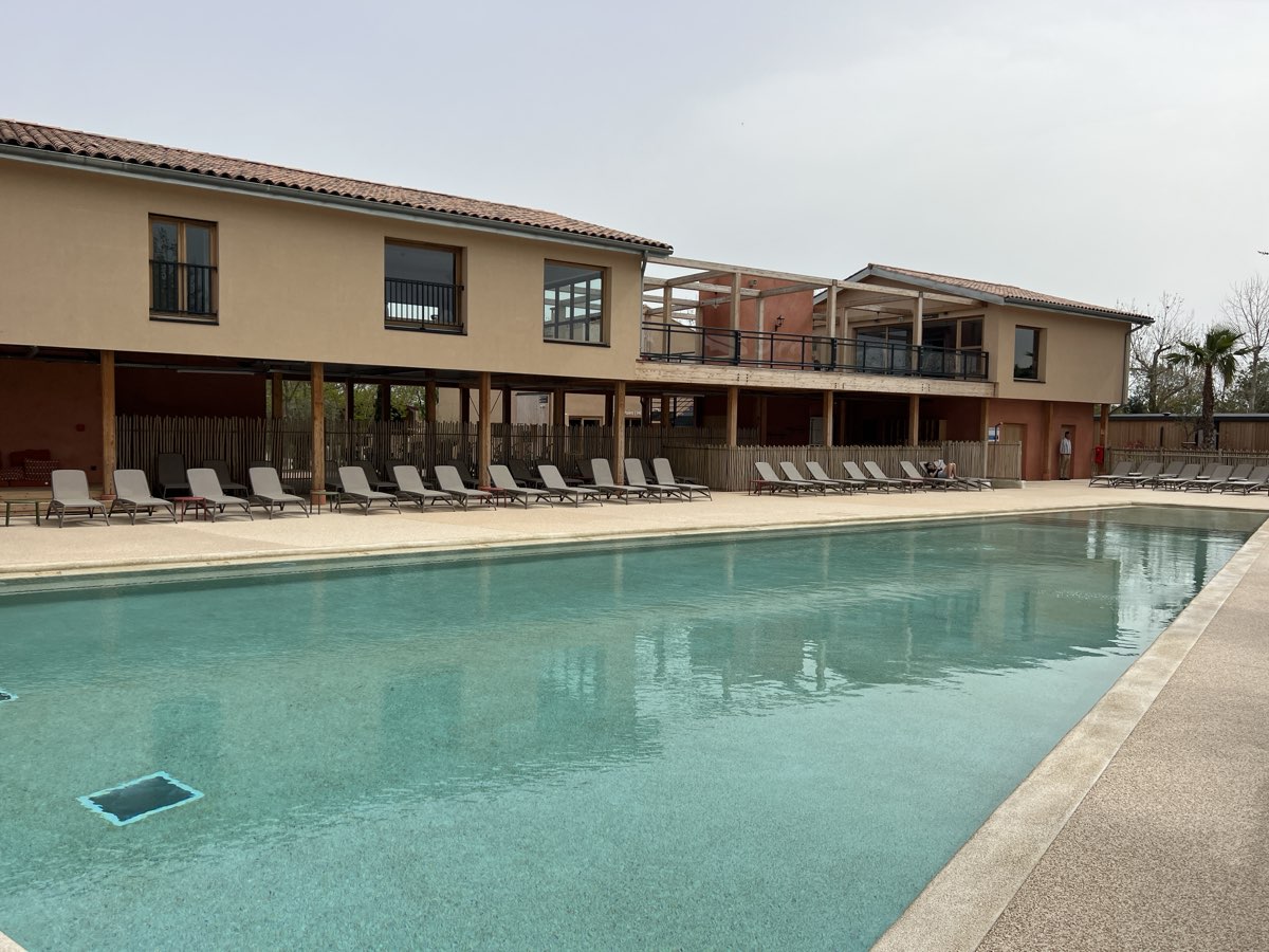 Piscine et bâtiment d'exploitation d'un camping expertisé par Réal Valuation