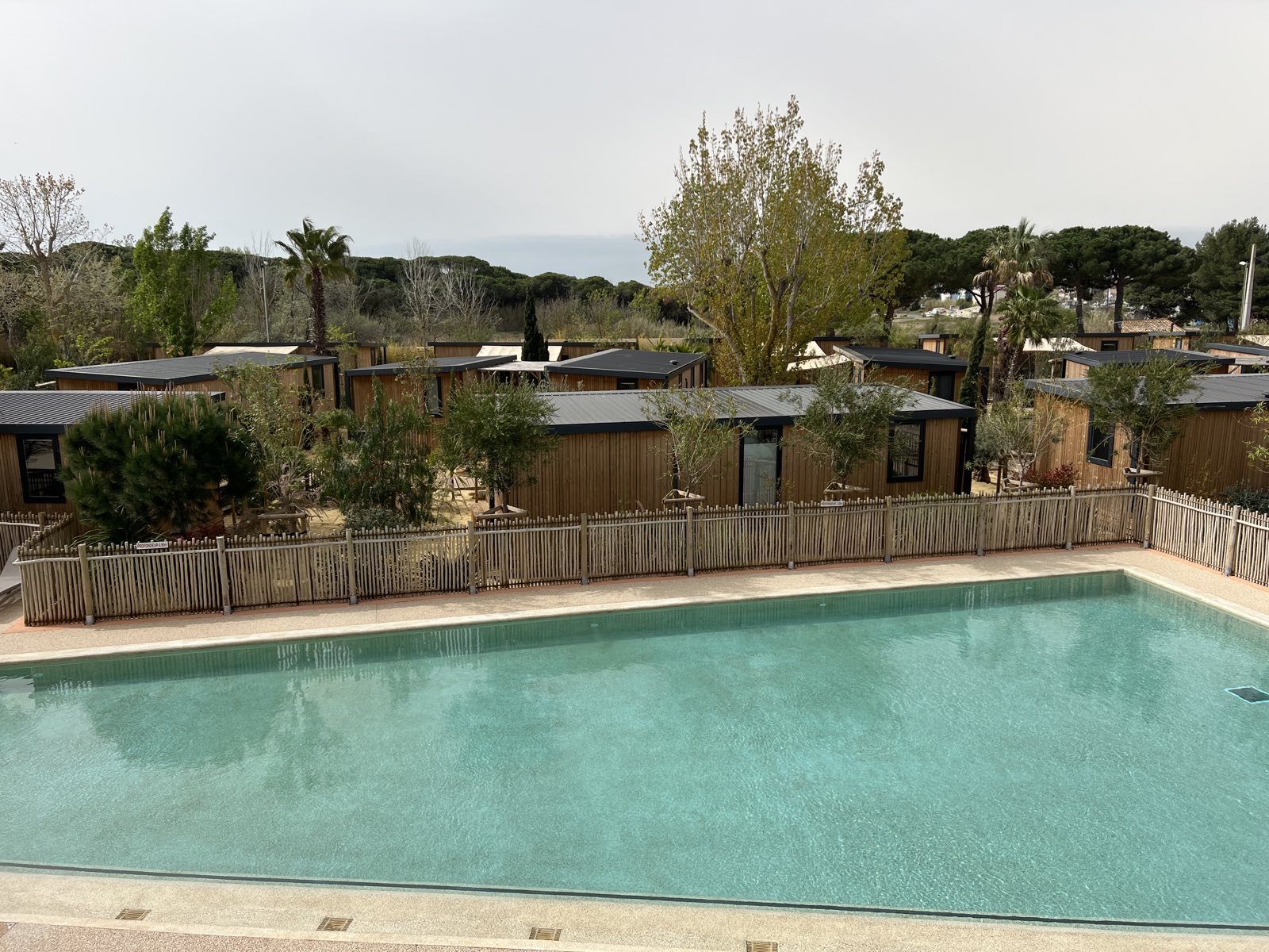 Piscine et mobil-homes neufs du Roompot Beach Resort d'Agde, expertisé après sa réhabilitation complète